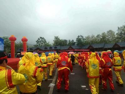 第六屆燕子山“槐花節(jié)”萬人徒步越花海 共賞生態(tài)公園觀光盛景